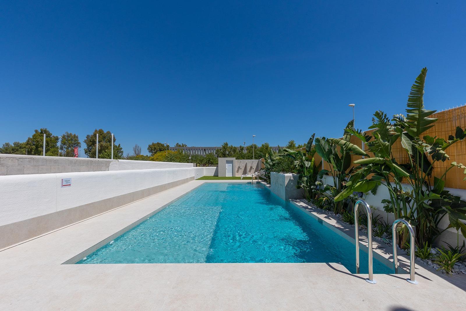Chalet de obra nueva con piscina privada en Dolores — 3 dorm. y diseño moderno