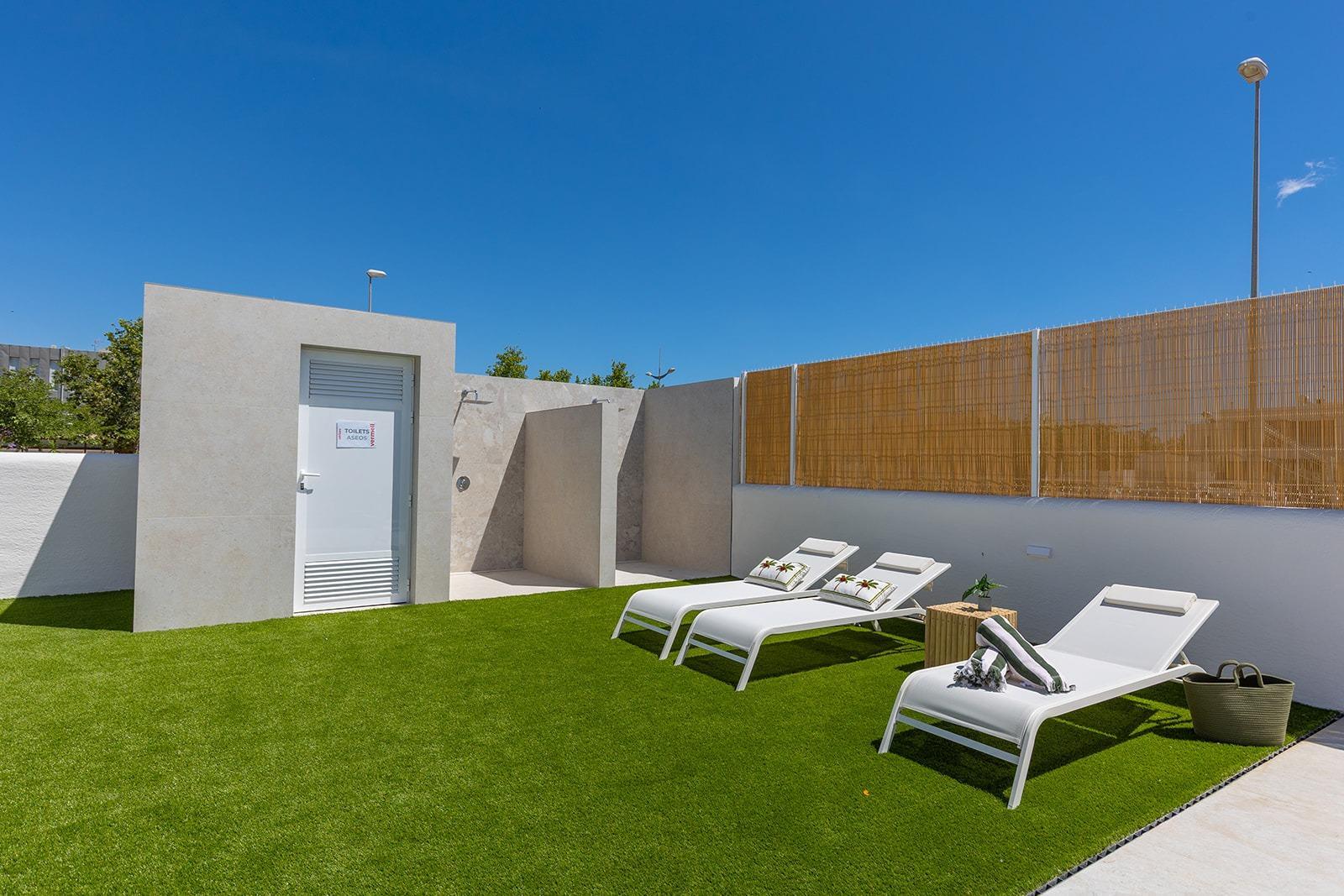 Chalet de obra nueva con piscina privada en Dolores — 3 dorm. y diseño moderno