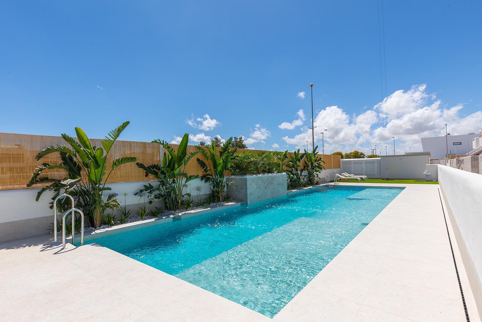 Chalet de obra nueva con piscina privada en Dolores — 3 dorm. y diseño moderno