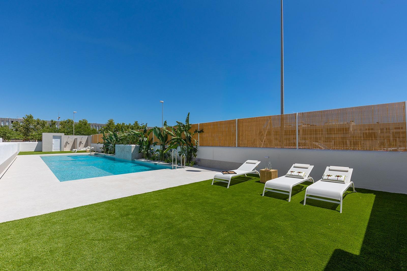 Chalet de obra nueva con piscina privada en Dolores — 3 dorm. y diseño moderno