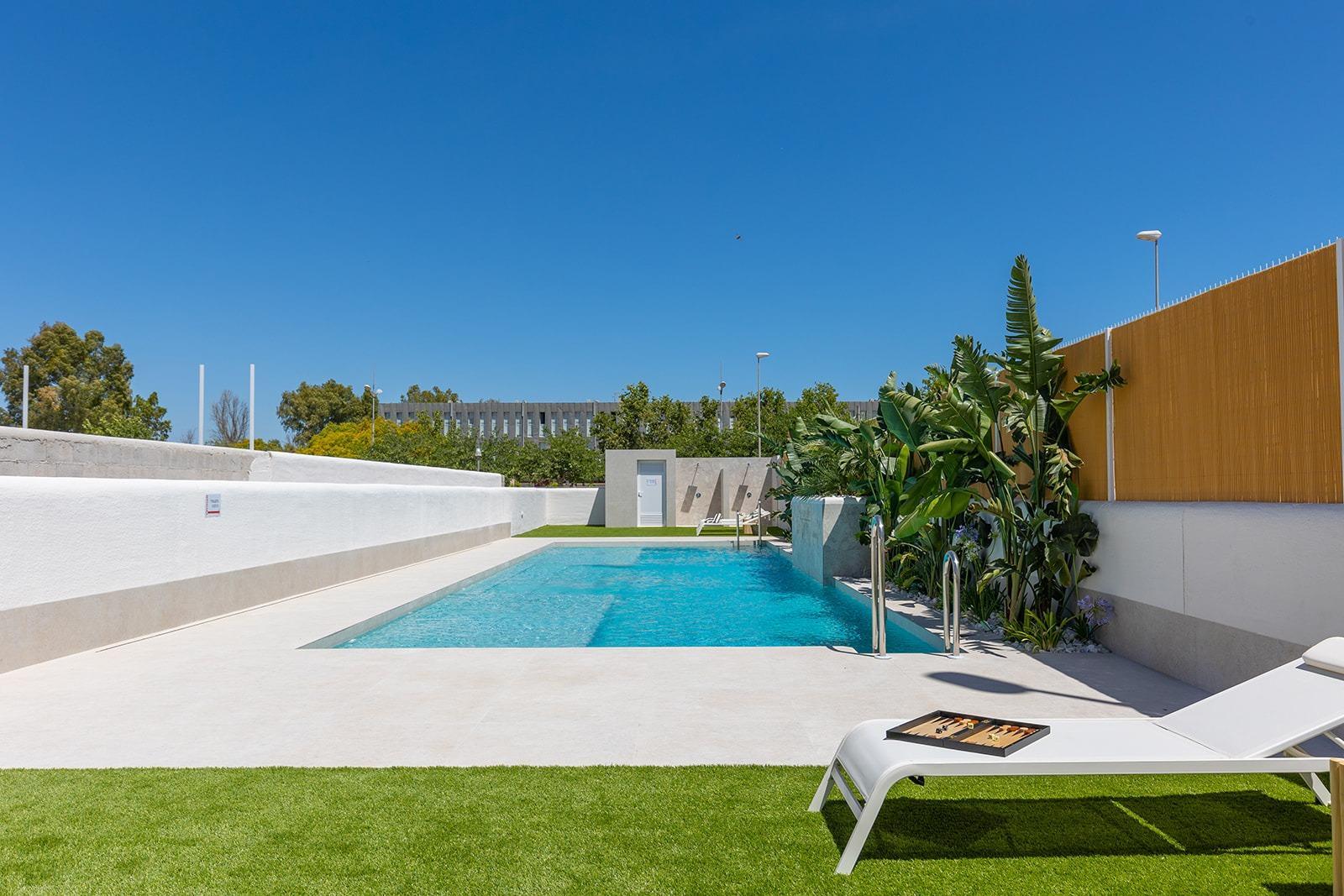 Chalet de obra nueva con piscina privada en Dolores — 3 dorm. y diseño moderno