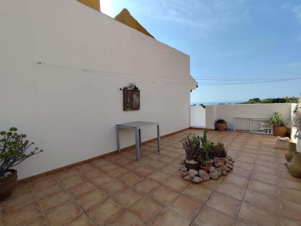 Ático en Punta Prima con solárium privado y vistas al mar — 160 m²