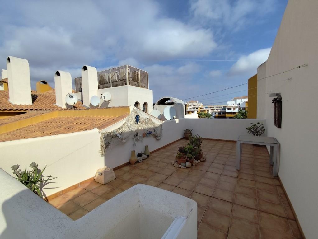 Ático en Punta Prima con solárium privado y vistas al mar — 160 m²