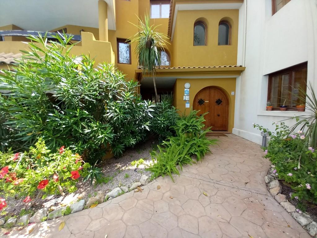 Ático en Punta Prima con solárium privado y vistas al mar — 160 m²