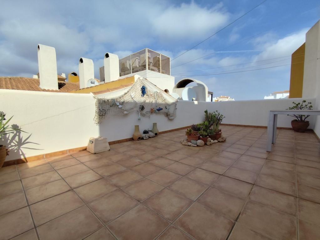 Ático en Punta Prima con solárium privado y vistas al mar — 160 m²