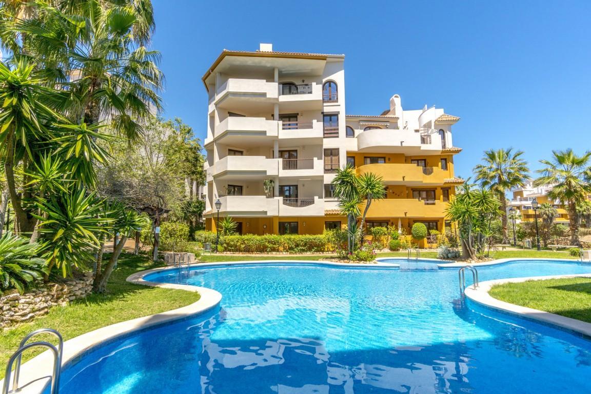 Ático en Punta Prima con solárium privado y vistas al mar — 160 m²