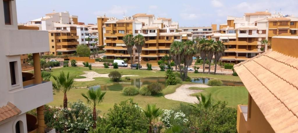 Ático en Punta Prima con solárium privado y vistas al mar — 160 m²