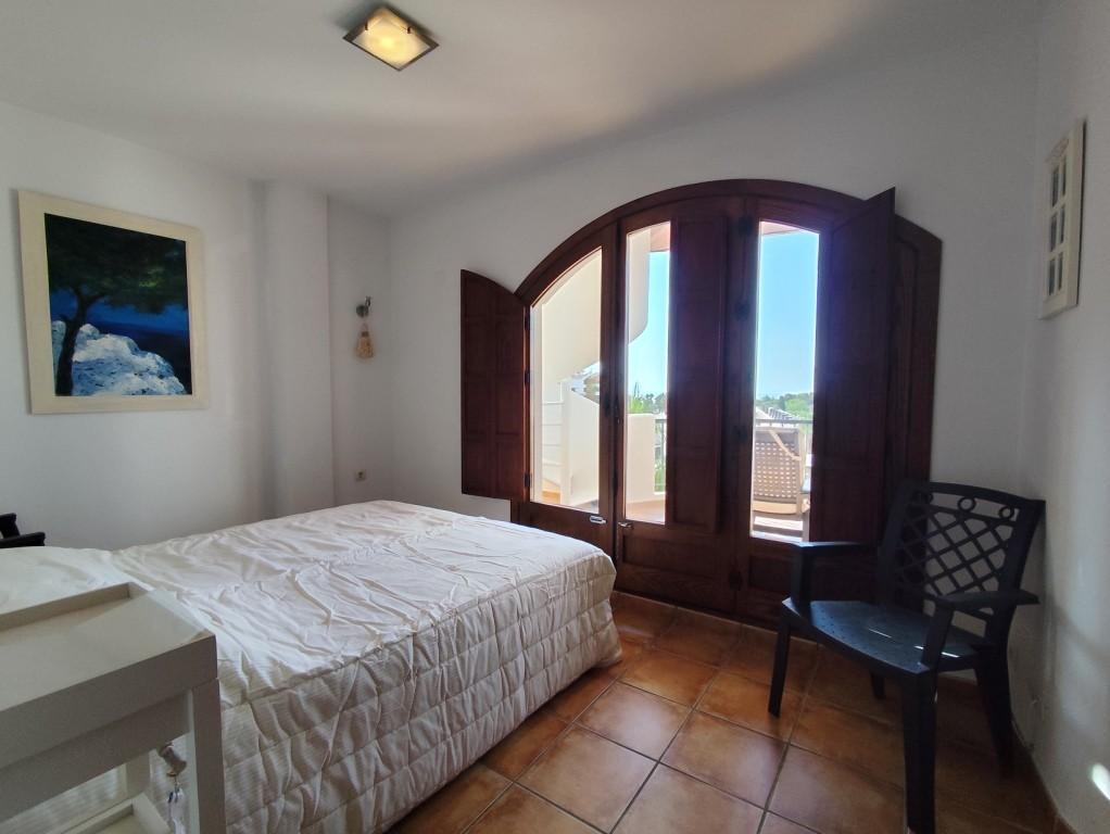 Ático en Punta Prima con solárium privado y vistas al mar — 160 m²