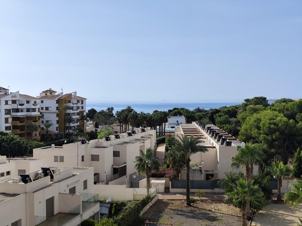 Ático en Punta Prima con solárium privado y vistas al mar — 160 m²