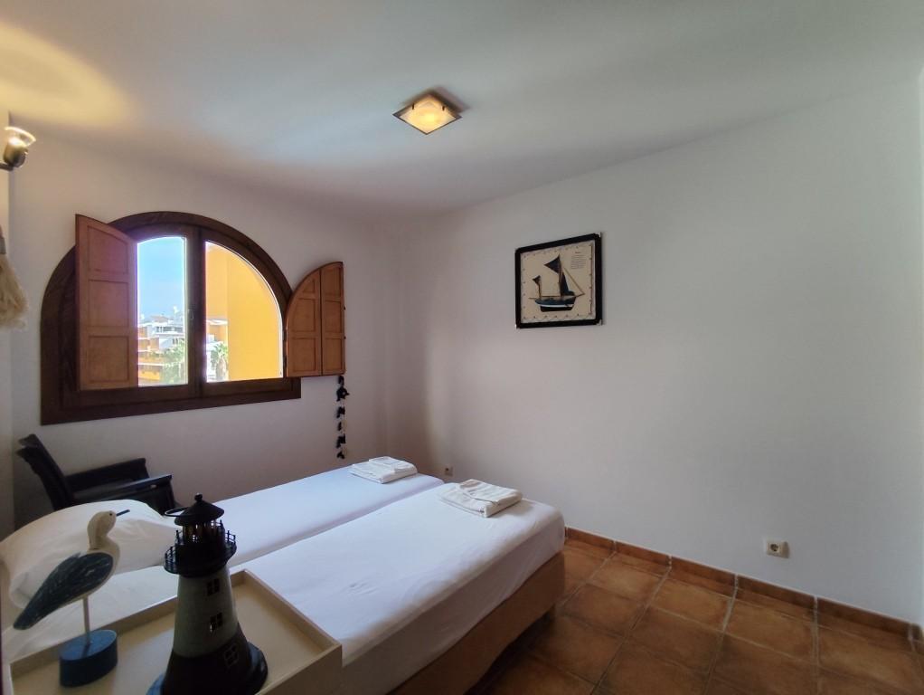 Ático en Punta Prima con solárium privado y vistas al mar — 160 m²
