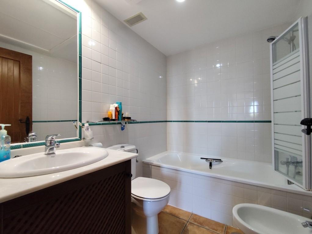 Ático en Punta Prima con solárium privado y vistas al mar — 160 m²