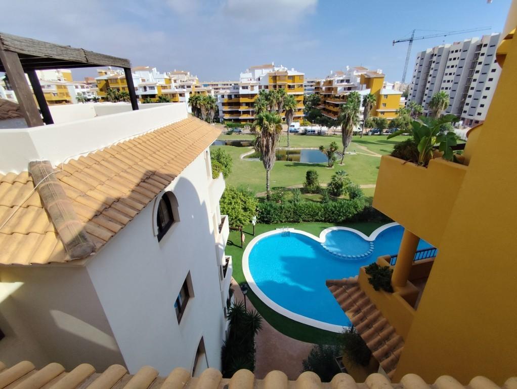 Ático en Punta Prima con solárium privado y vistas al mar — 160 m²