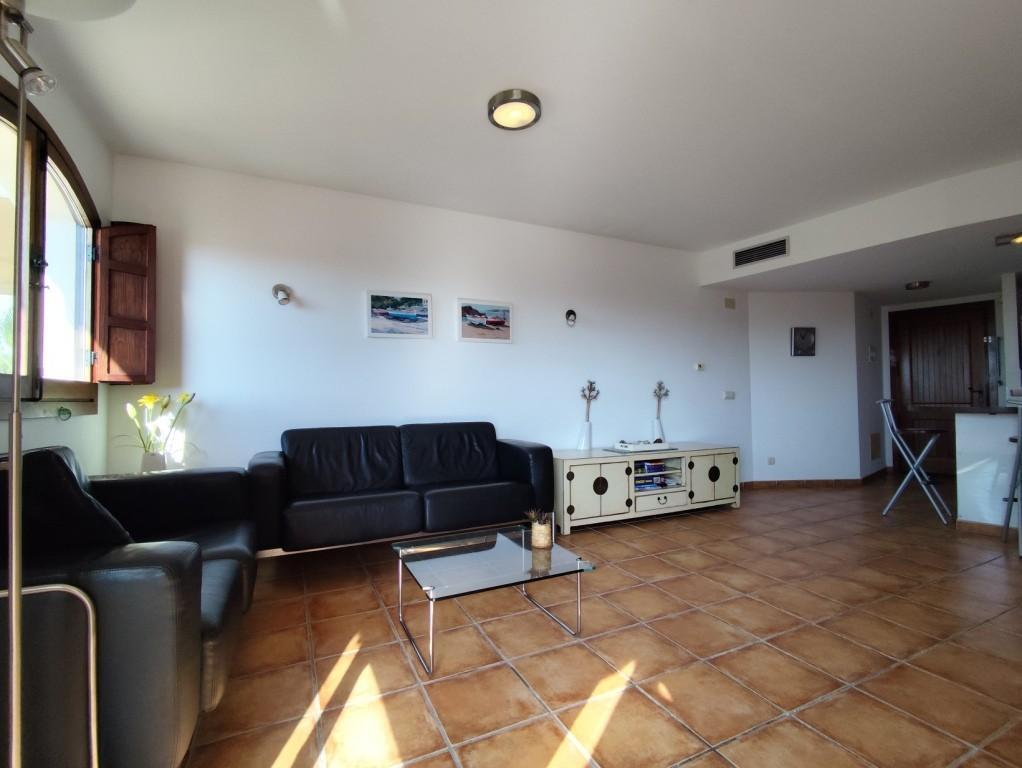 Ático en Punta Prima con solárium privado y vistas al mar — 160 m²
