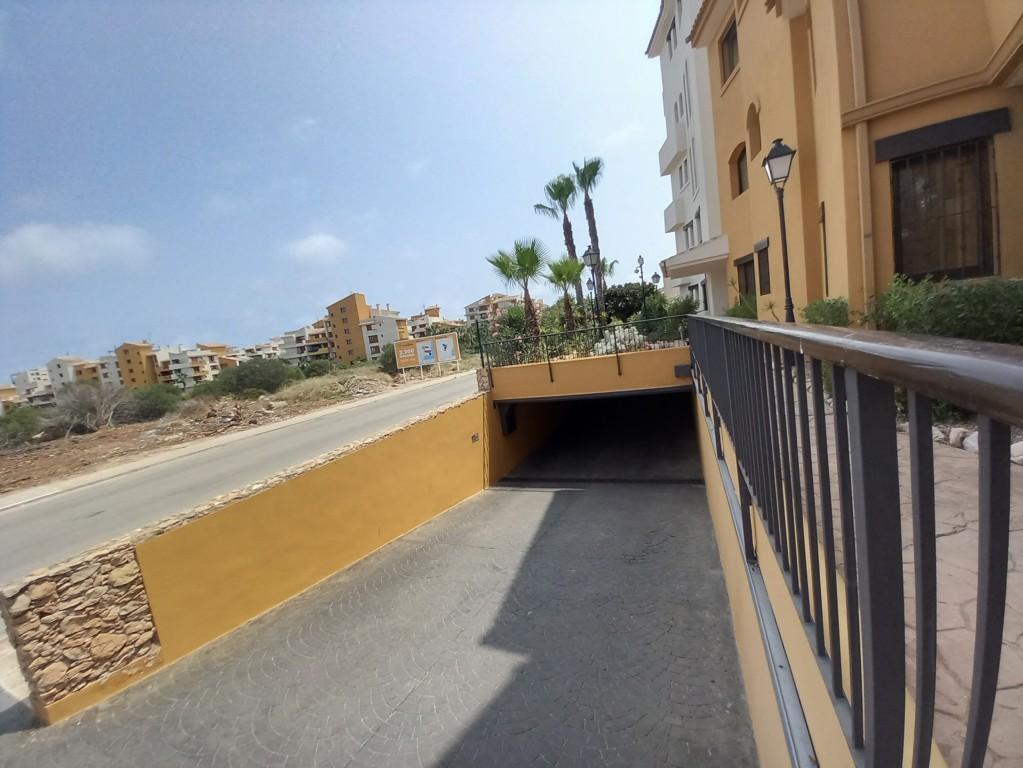Ático en Punta Prima con solárium privado y vistas al mar — 160 m²