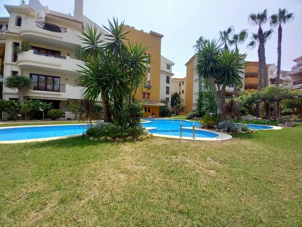 Ático en Punta Prima con solárium privado y vistas al mar — 160 m²