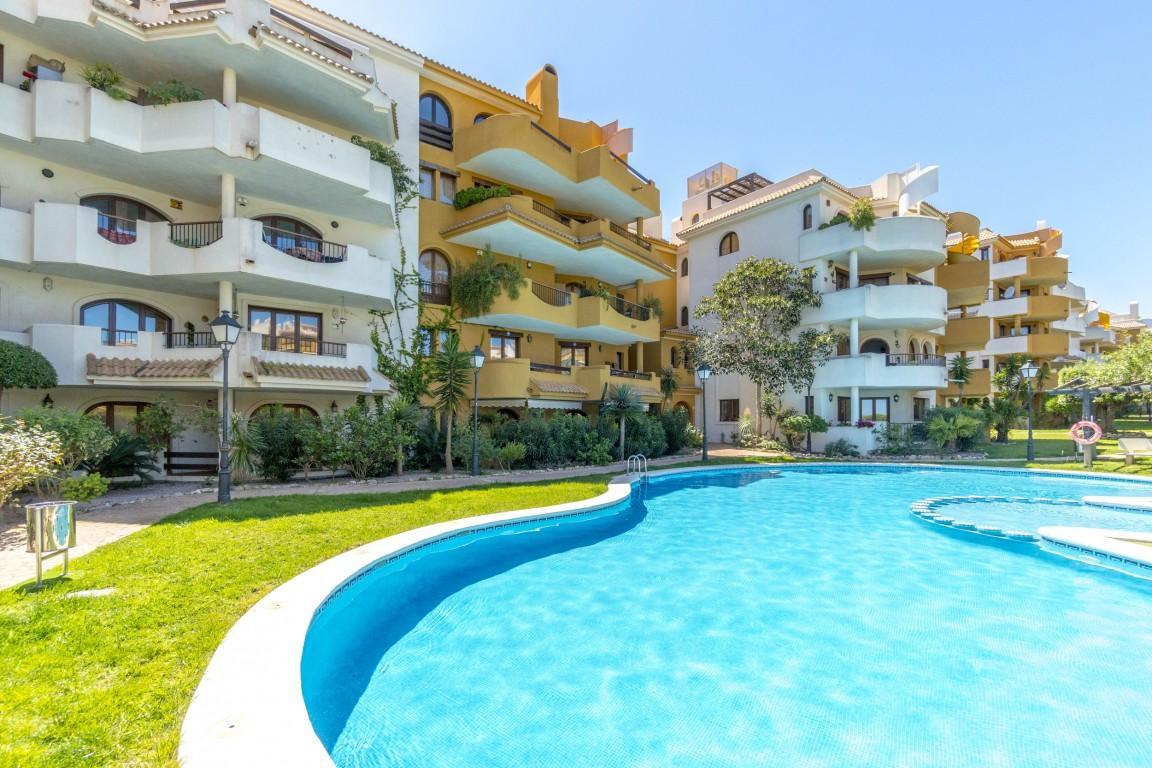 Ático en Punta Prima con solárium privado y vistas al mar — 160 m²