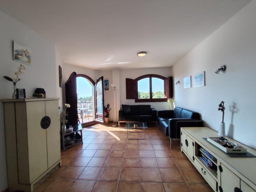 Ático en Punta Prima con solárium privado y vistas al mar — 160 m²