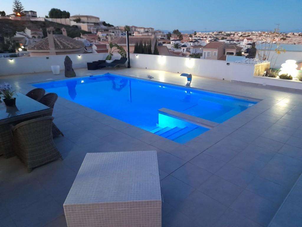 Chalet moderno en Ciudad Quesada con 6 dorm., piscina privada y 1.000 m² de parcela