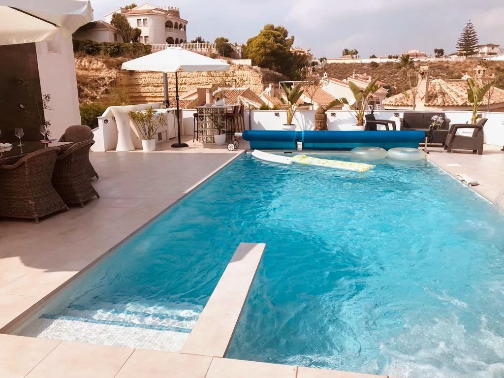Chalet moderno en Ciudad Quesada con 6 dorm., piscina privada y 1.000 m² de parcela