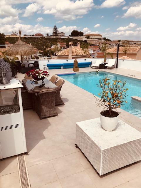 Chalet moderno en Ciudad Quesada con 6 dorm., piscina privada y 1.000 m² de parcela
