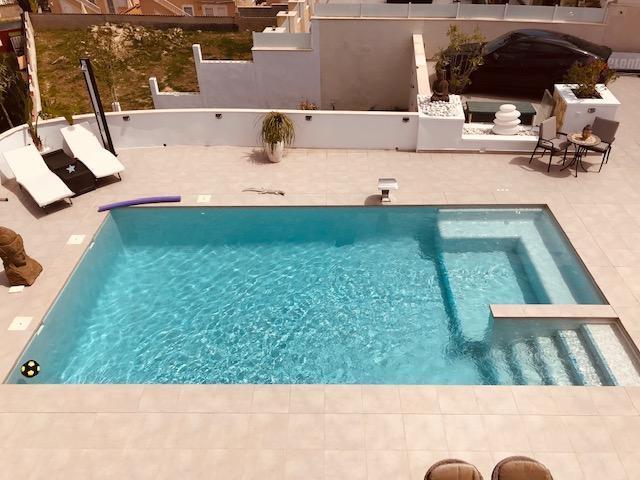 Chalet moderno en Ciudad Quesada con 6 dorm., piscina privada y 1.000 m² de parcela