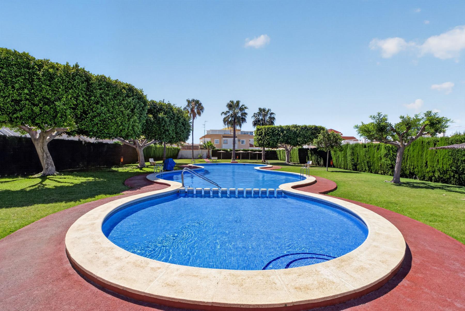 Bungalow bajo con porche privado y piscina en Altos de Limonar, Torrevieja