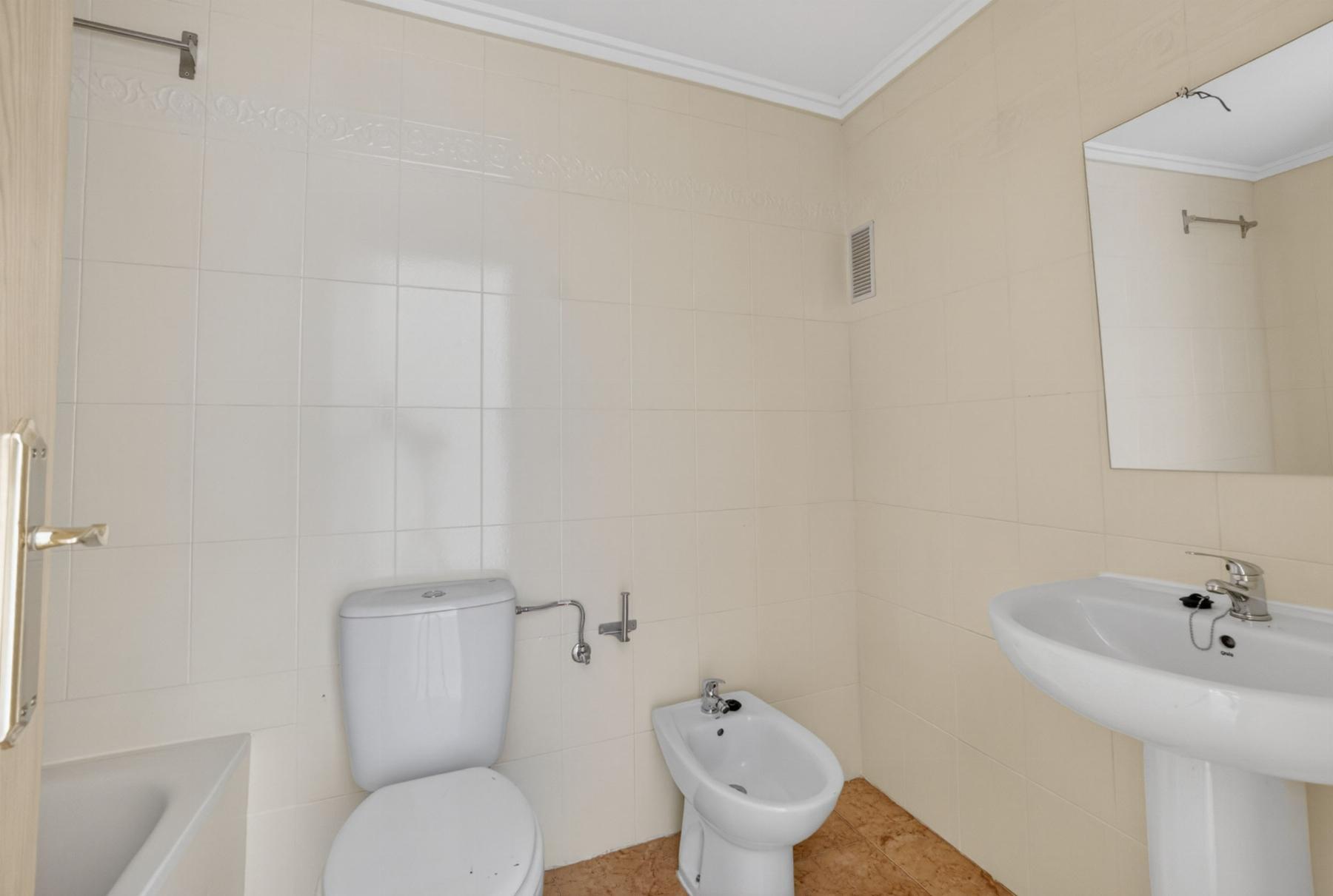 Bungalow bajo con porche privado y piscina en Altos de Limonar, Torrevieja
