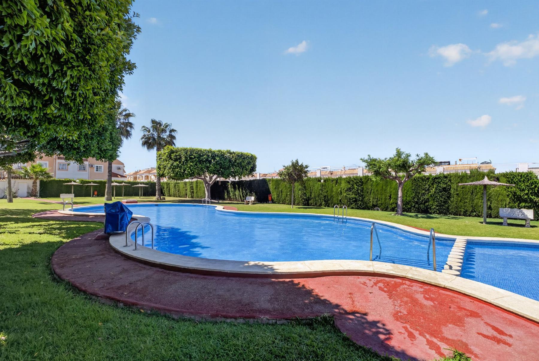 Bungalow bajo con porche privado y piscina en Altos de Limonar, Torrevieja