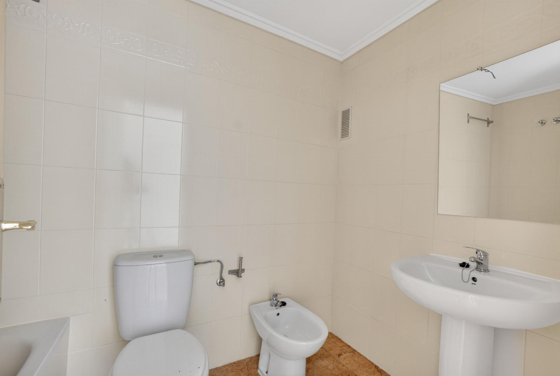 Bungalow bajo con porche privado y piscina en Altos de Limonar, Torrevieja