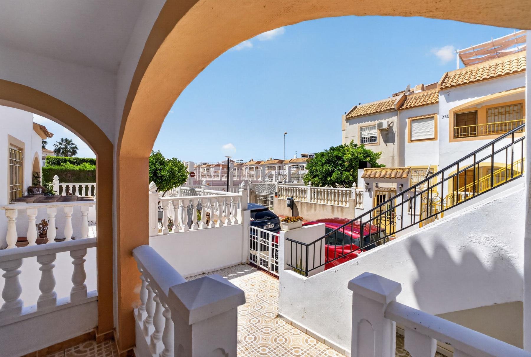 Bungalow bajo con porche privado y piscina en Altos de Limonar, Torrevieja