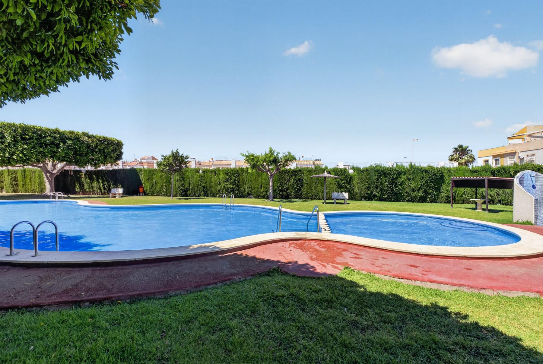Bungalow bajo con porche privado y piscina en Altos de Limonar, Torrevieja