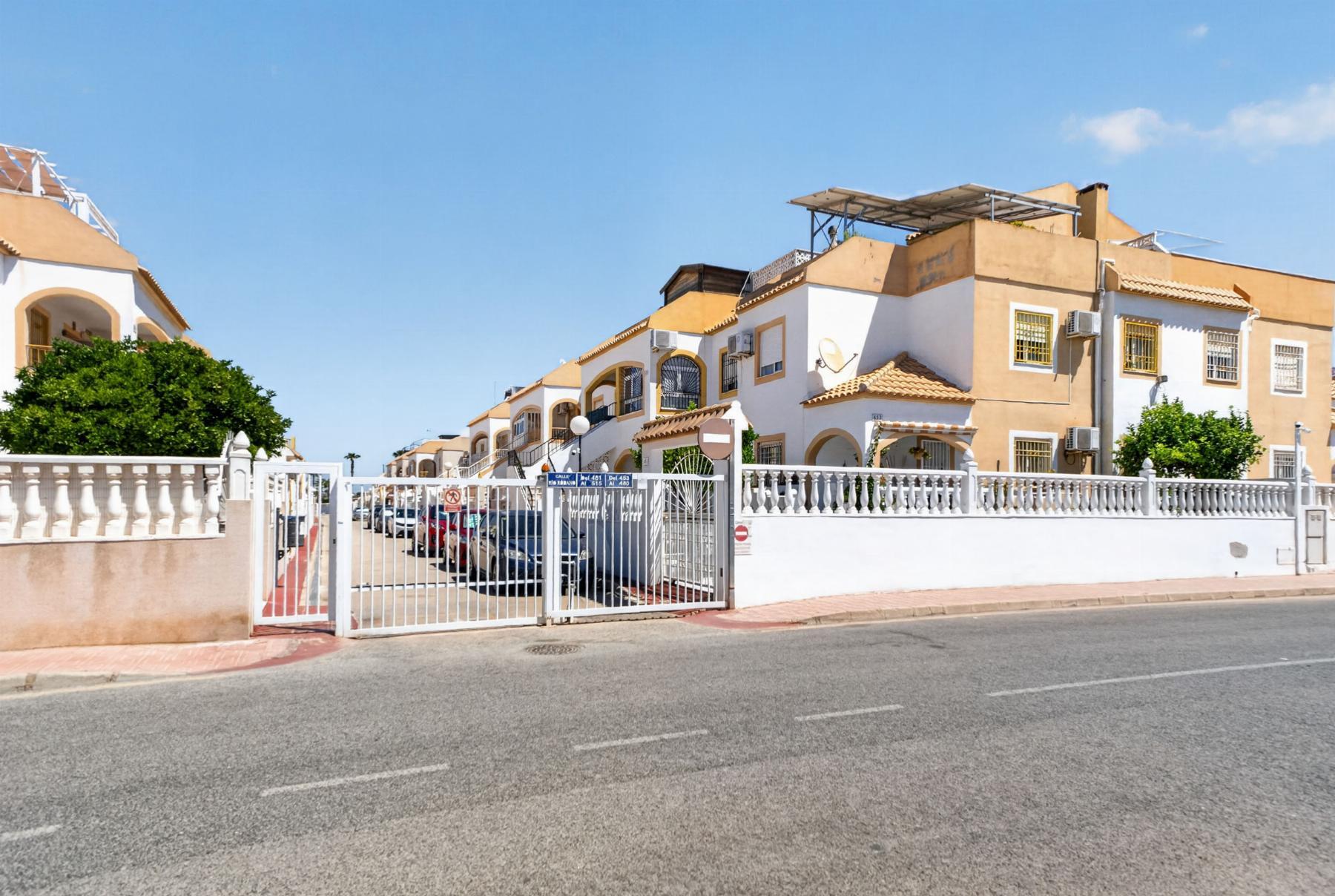 Bungalow bajo con porche privado y piscina en Altos de Limonar, Torrevieja