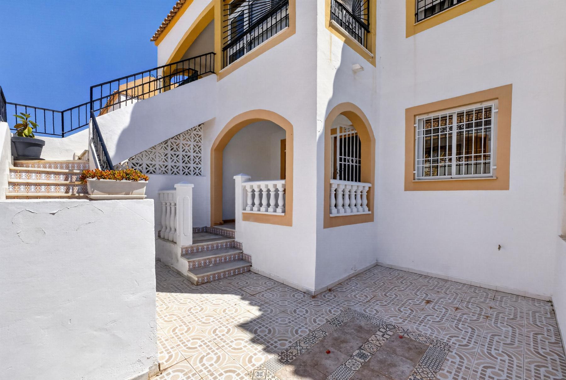 Bungalow bajo con porche privado y piscina en Altos de Limonar, Torrevieja