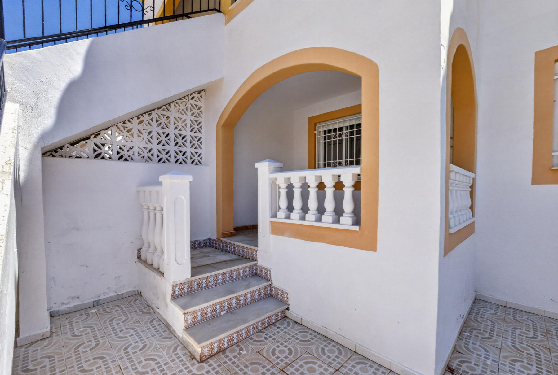 Bungalow bajo con porche privado y piscina en Altos de Limonar, Torrevieja