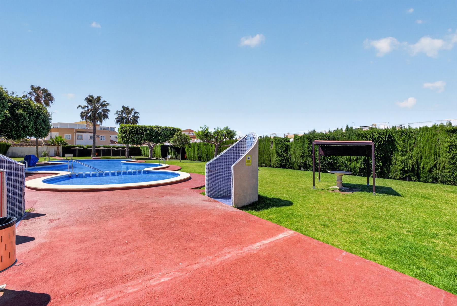 Bungalow bajo con porche privado y piscina en Altos de Limonar, Torrevieja