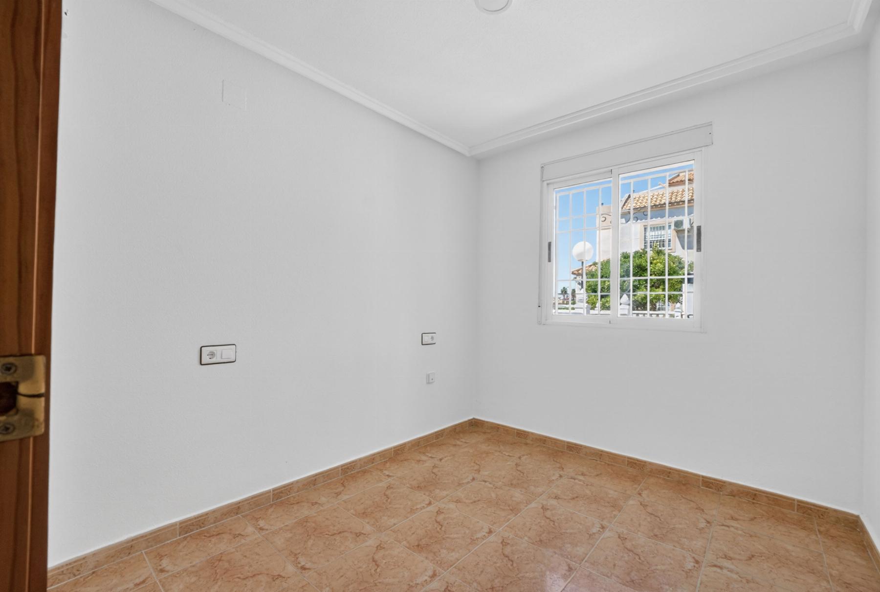 Bungalow bajo con porche privado y piscina en Altos de Limonar, Torrevieja