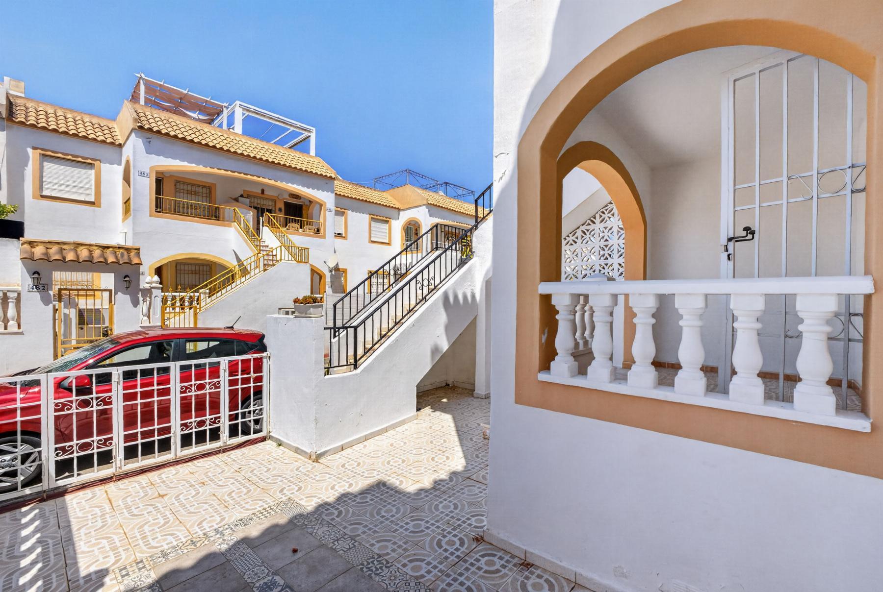 Bungalow bajo con porche privado y piscina en Altos de Limonar, Torrevieja