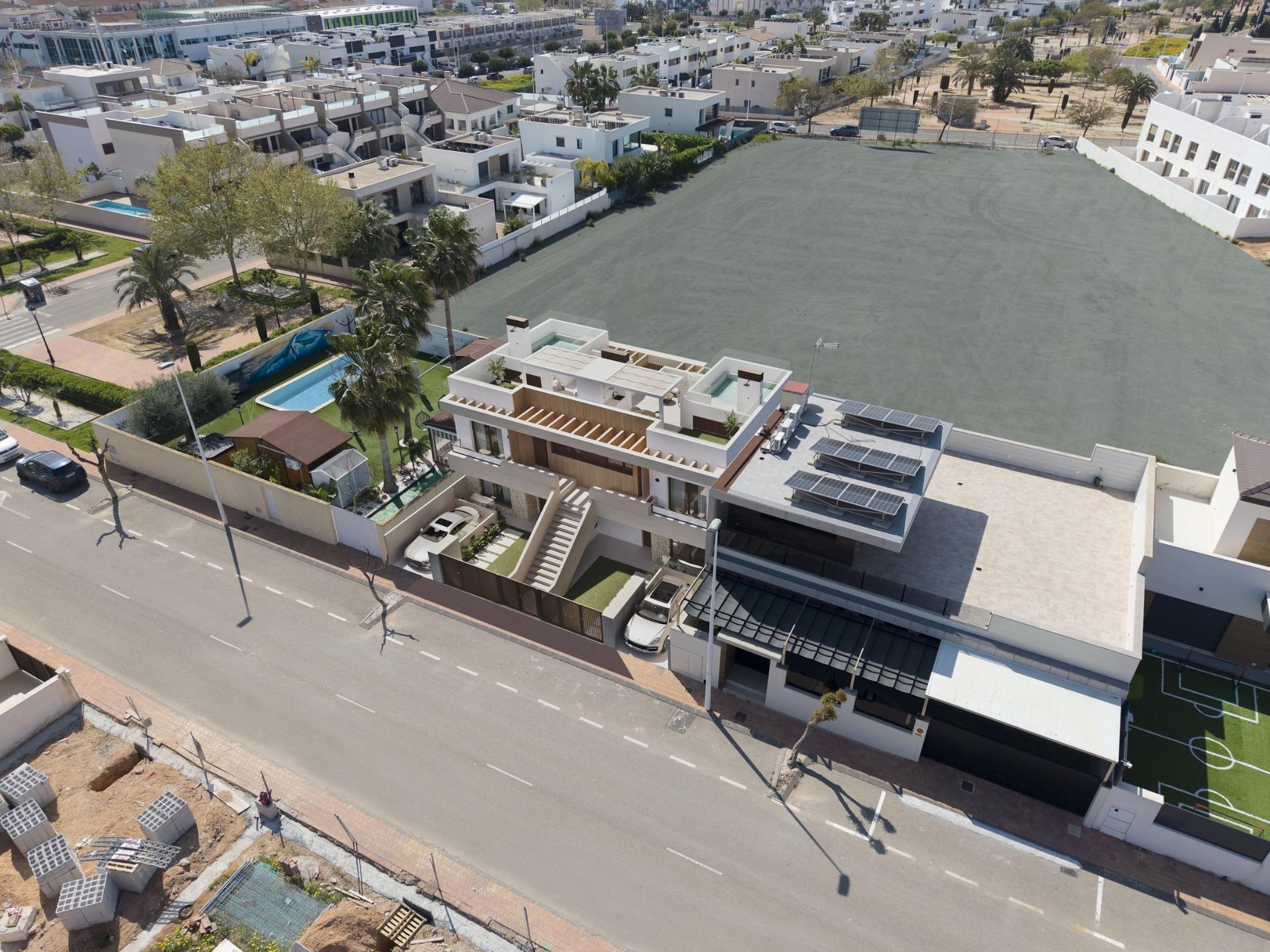 Chalet de obra nueva con piscina privada en San Pedro del Pinatar — 2 dorm.
