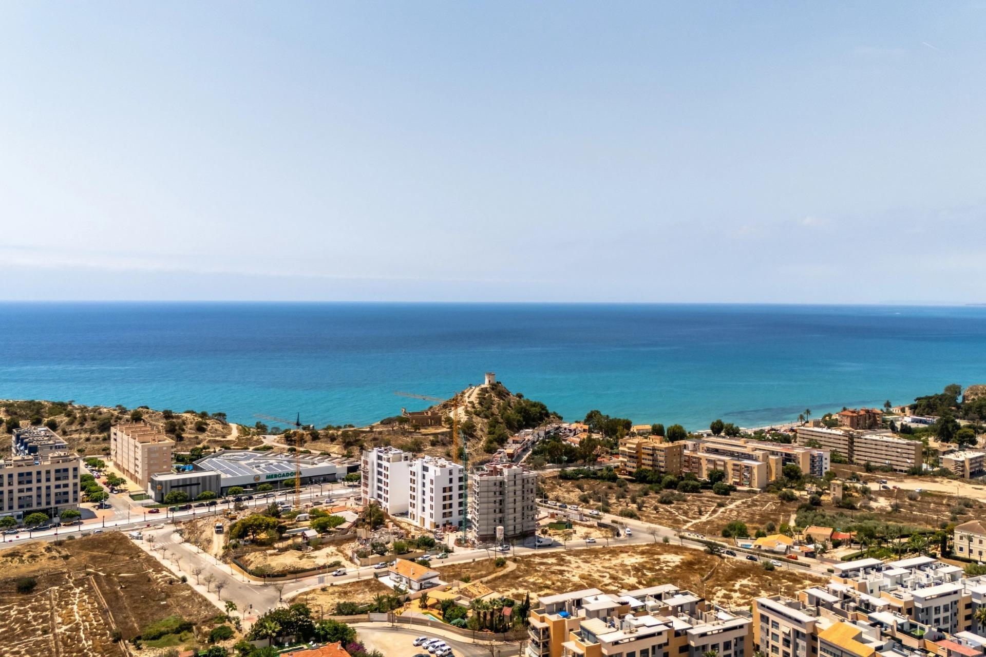 Apartamento con jardín y licencia turística en Villajoyosa — 3 dorm. y 110 m²