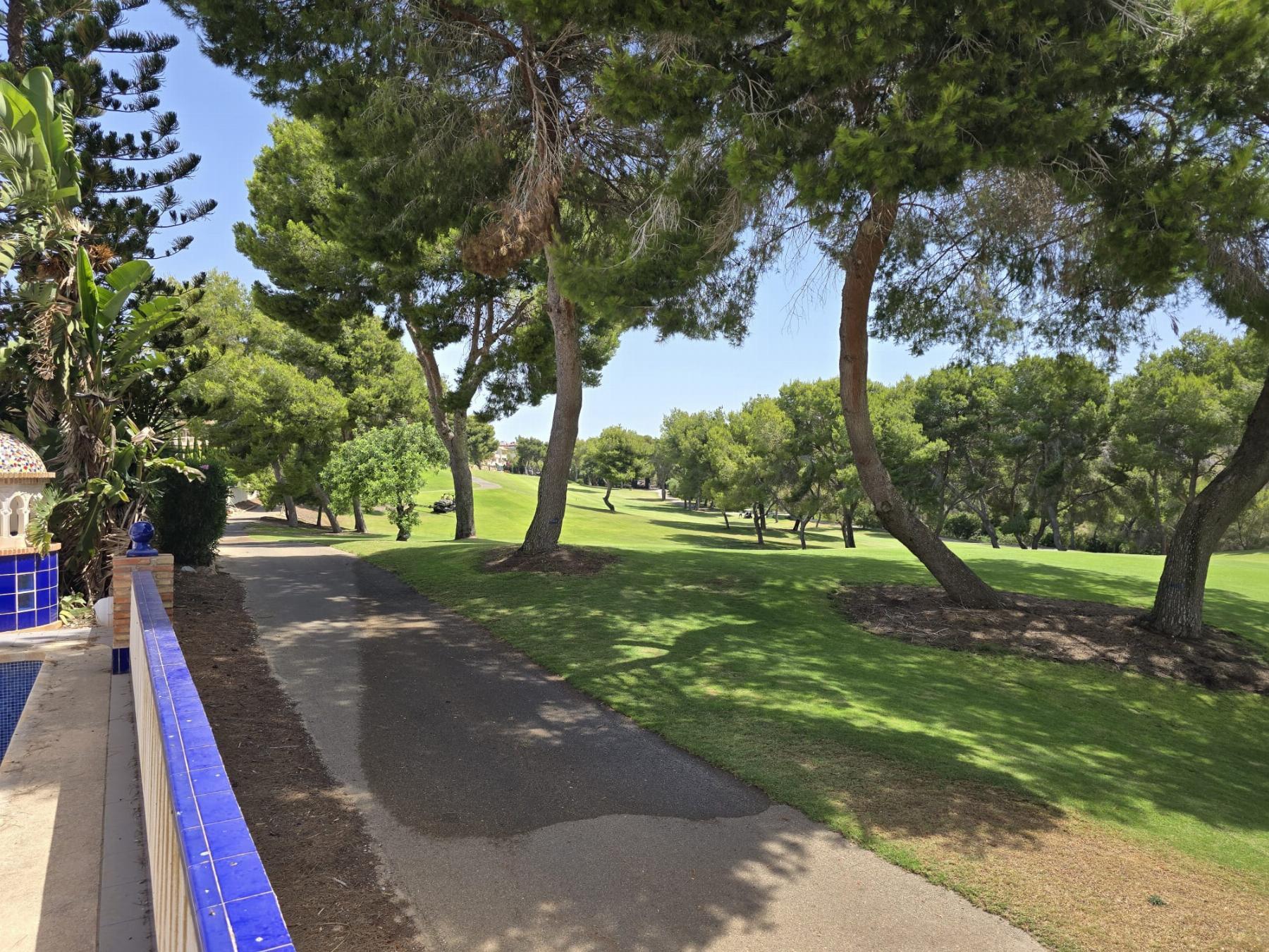 Villa en 1ª línea de Las Ramblas Golf con piscina privada y vistas panorámicas