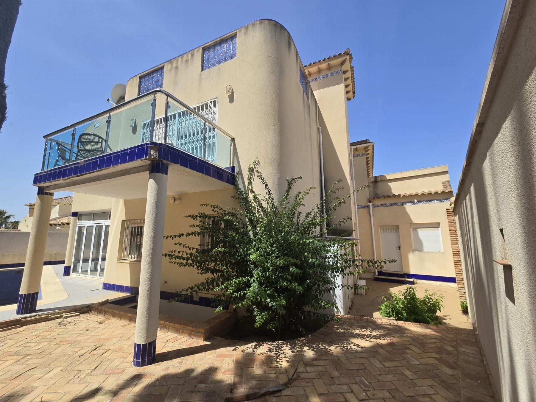Villa en 1ª línea de Las Ramblas Golf con piscina privada y vistas panorámicas