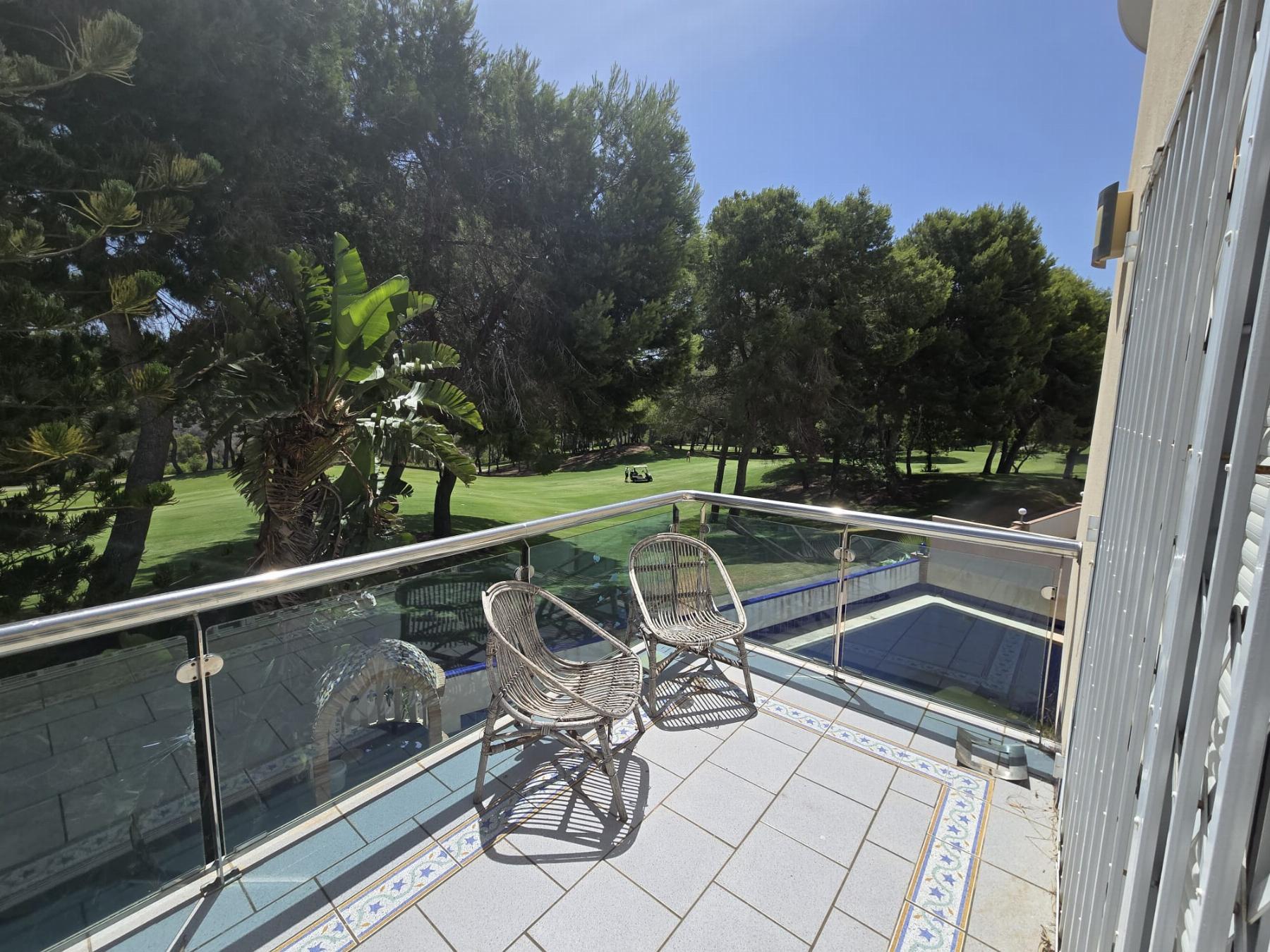 Villa en 1ª línea de Las Ramblas Golf con piscina privada y vistas panorámicas
