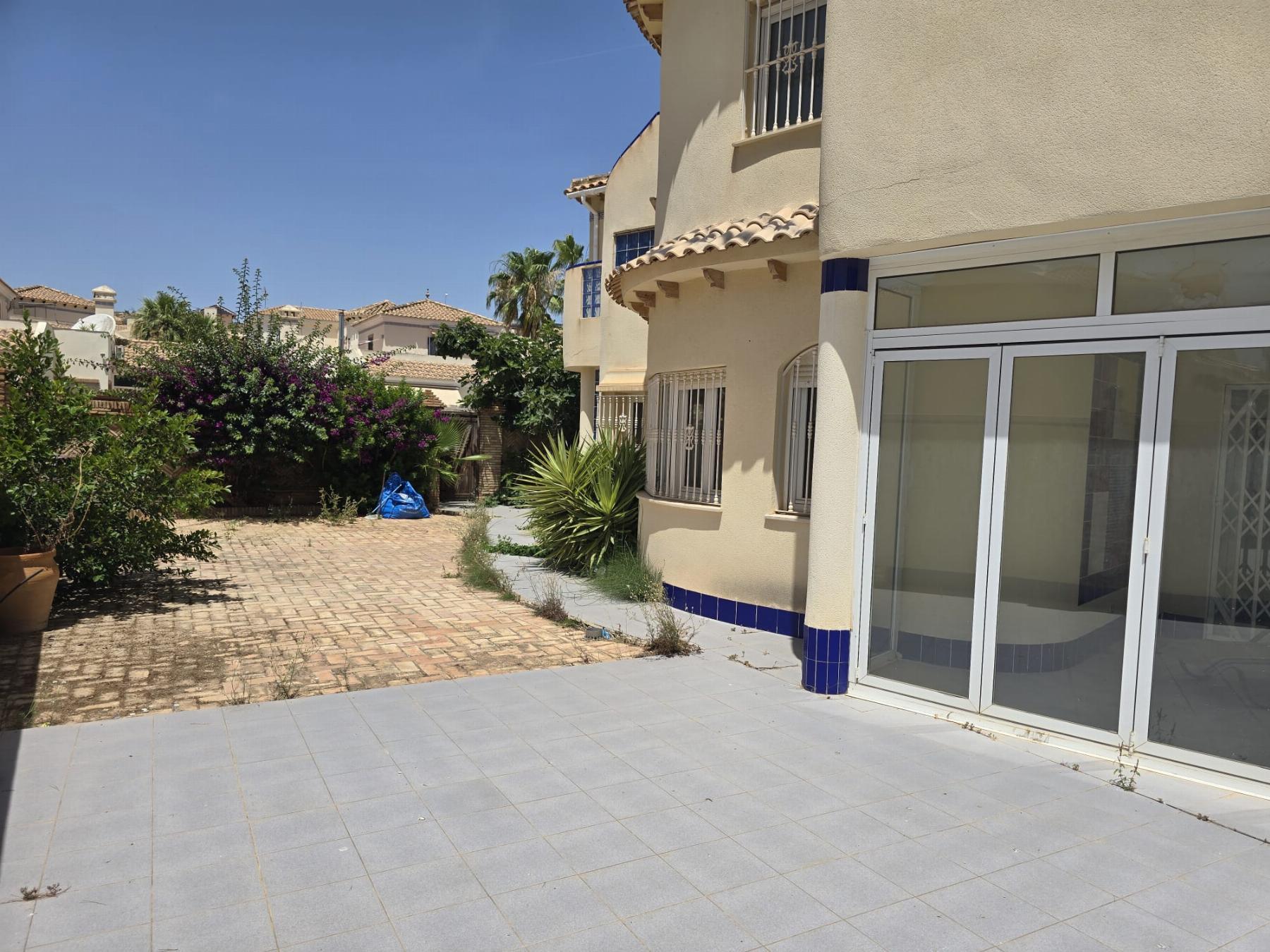 Villa en 1ª línea de Las Ramblas Golf con piscina privada y vistas panorámicas