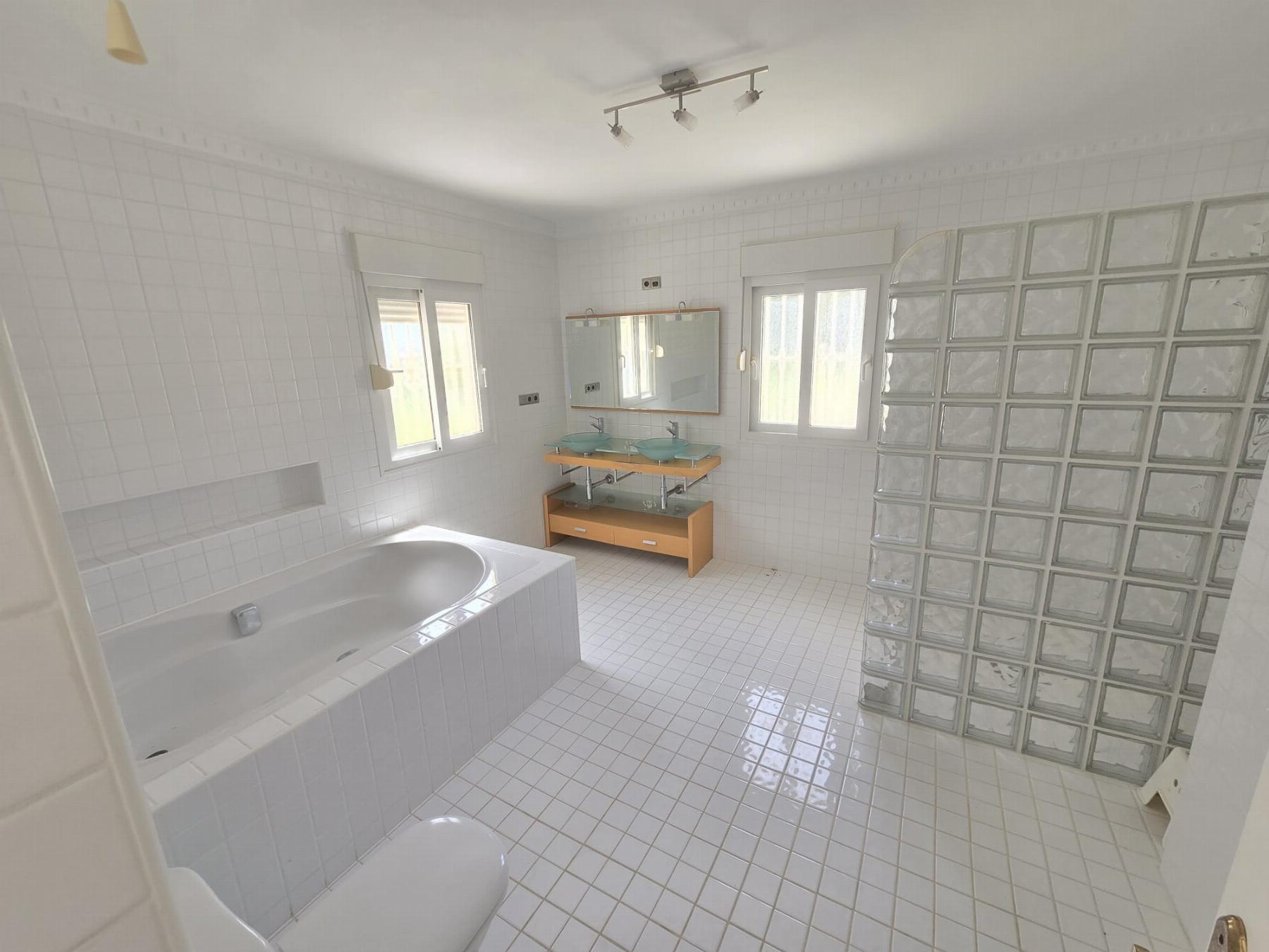 Villa en 1ª línea de Las Ramblas Golf con piscina privada y vistas panorámicas