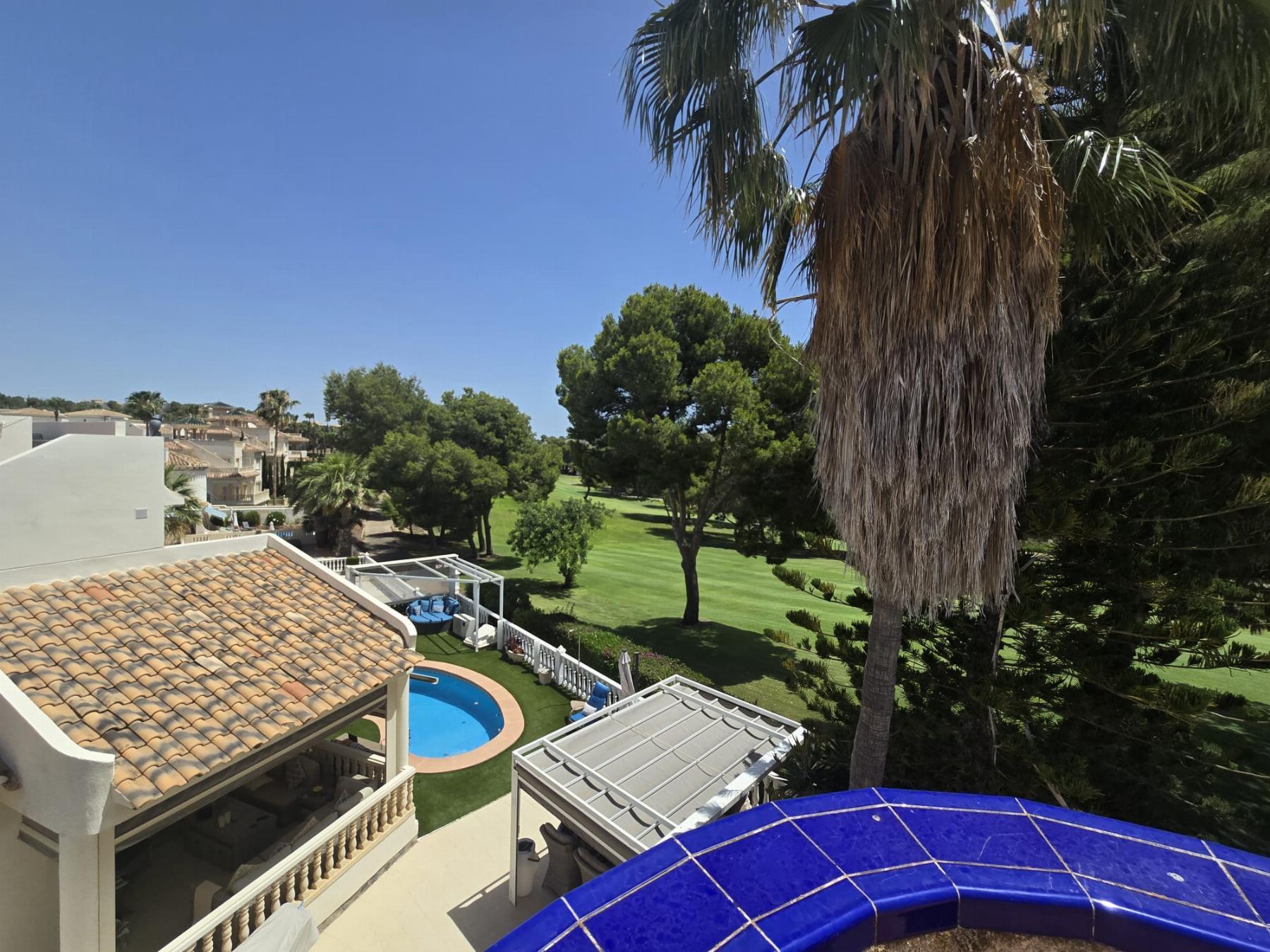 Villa en 1ª línea de Las Ramblas Golf con piscina privada y vistas panorámicas
