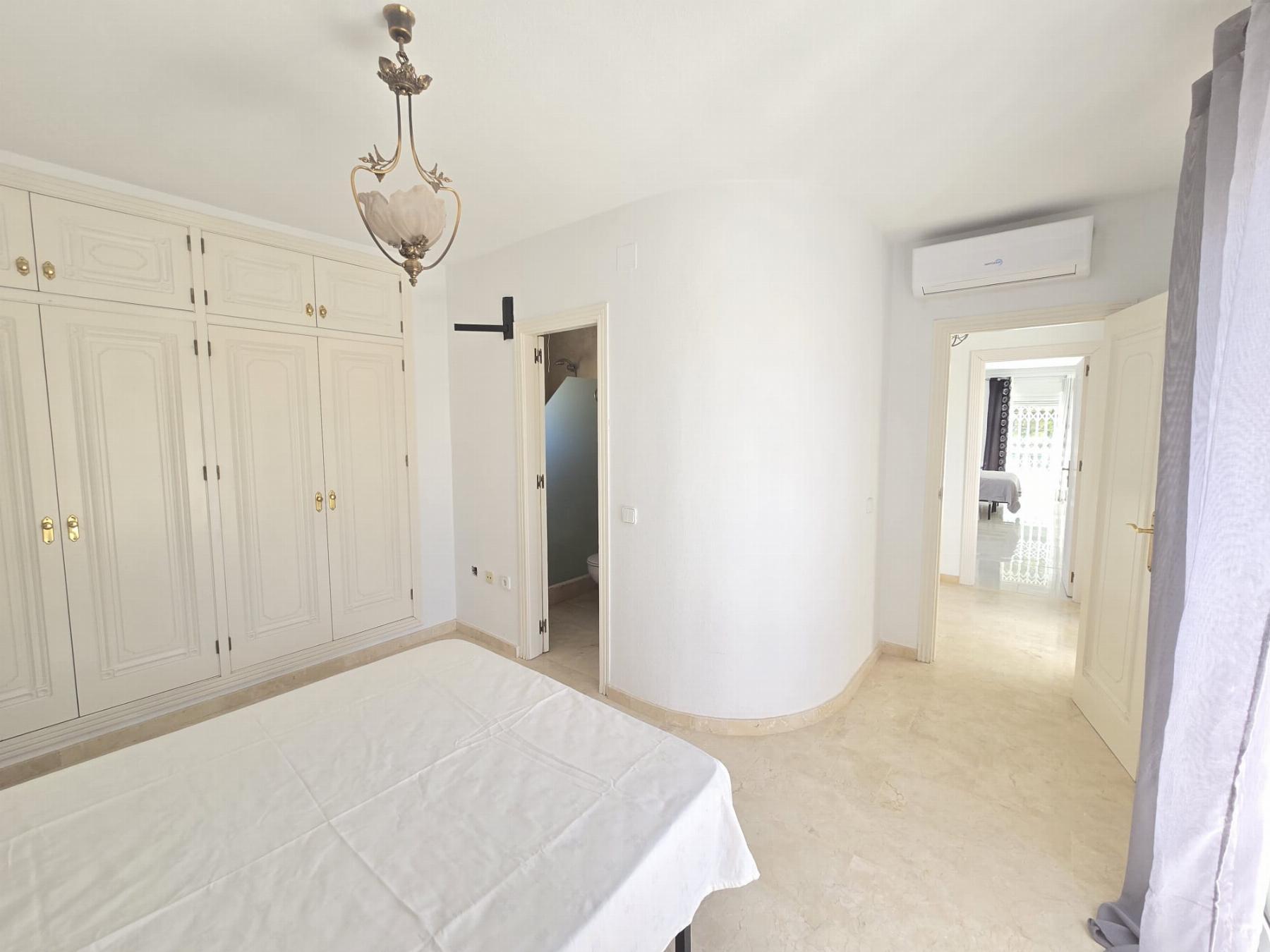 Villa en 1ª línea de Las Ramblas Golf con piscina privada y vistas panorámicas