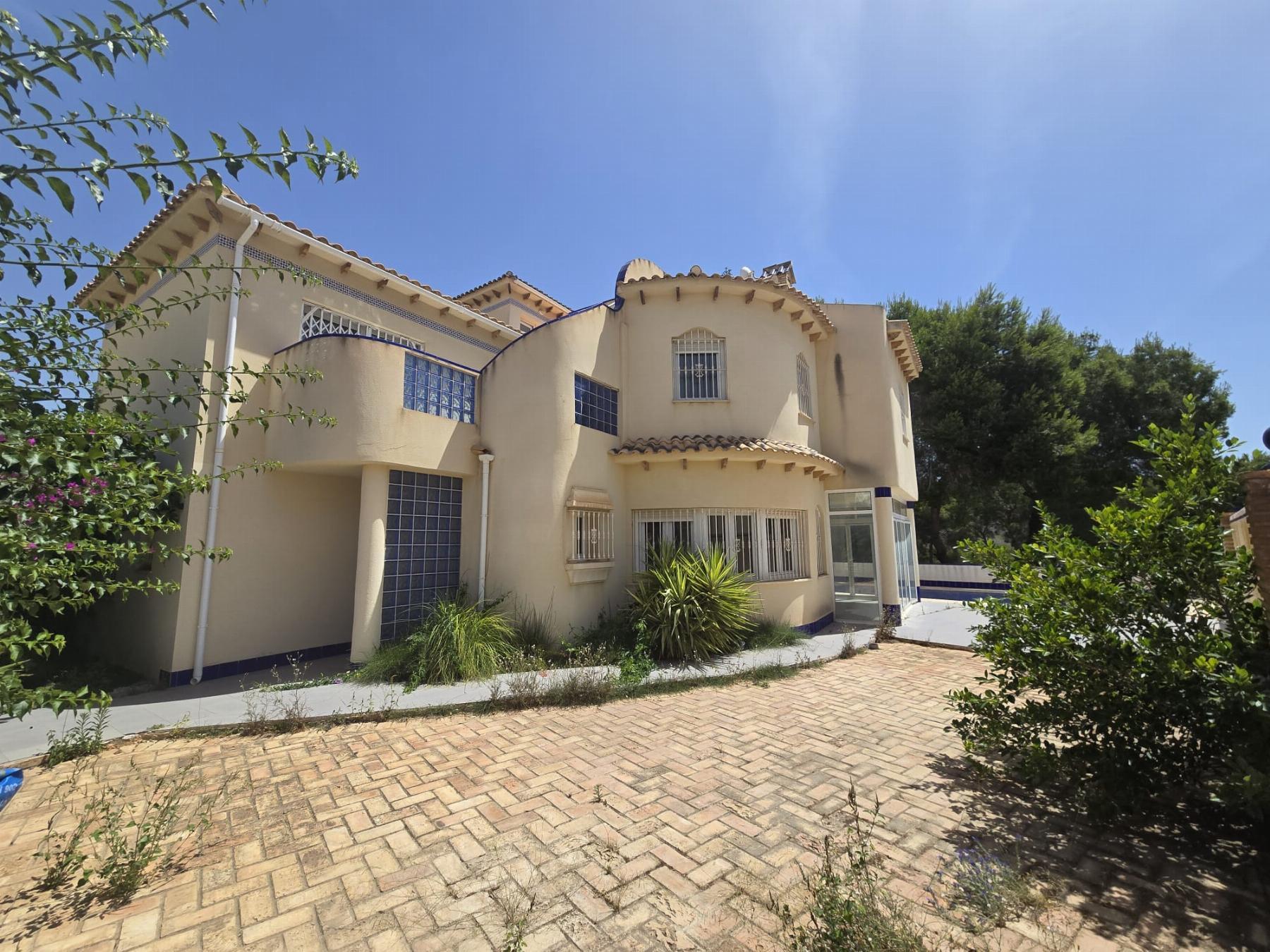 Villa en 1ª línea de Las Ramblas Golf con piscina privada y vistas panorámicas