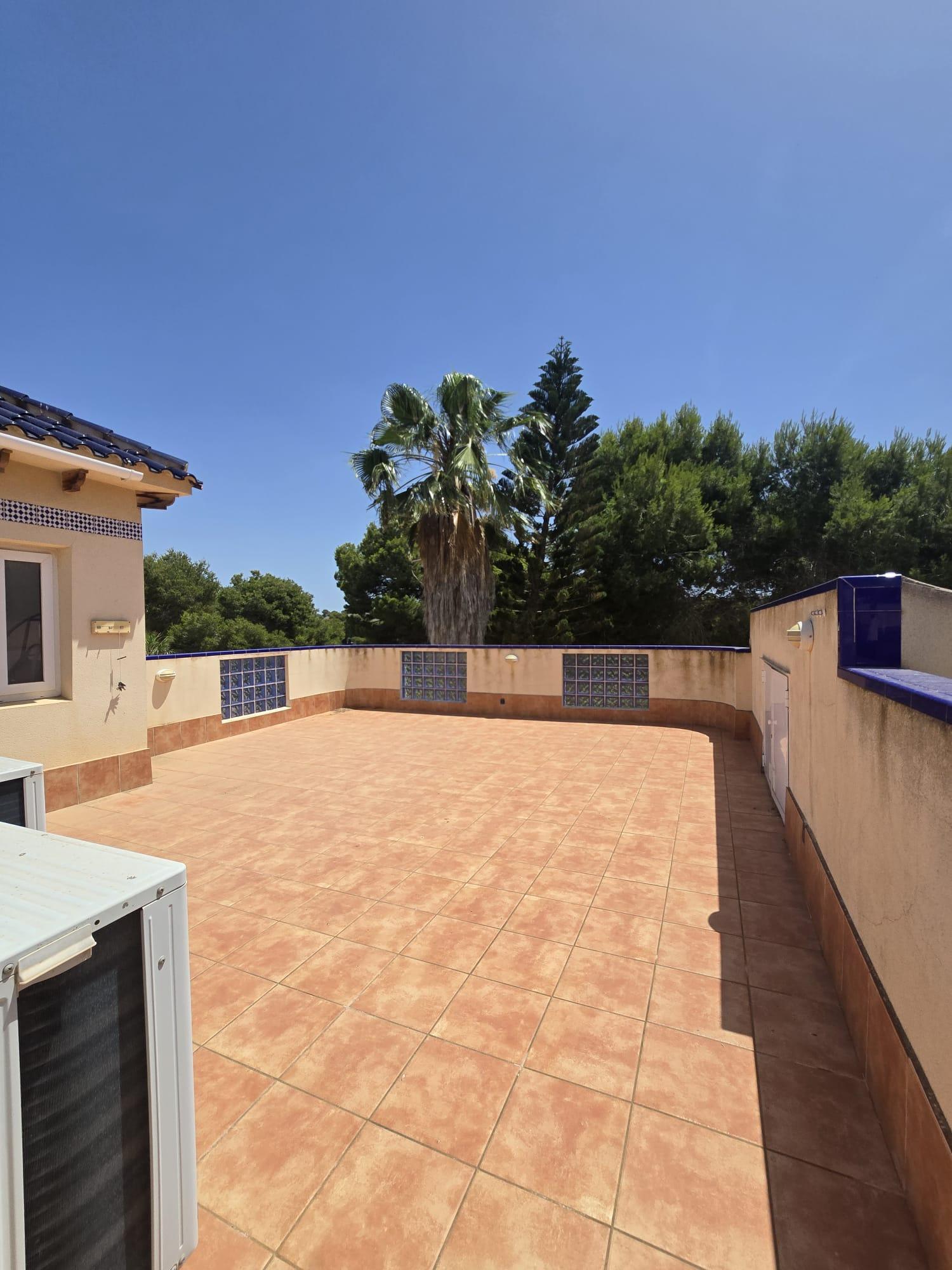 Villa en 1ª línea de Las Ramblas Golf con piscina privada y vistas panorámicas
