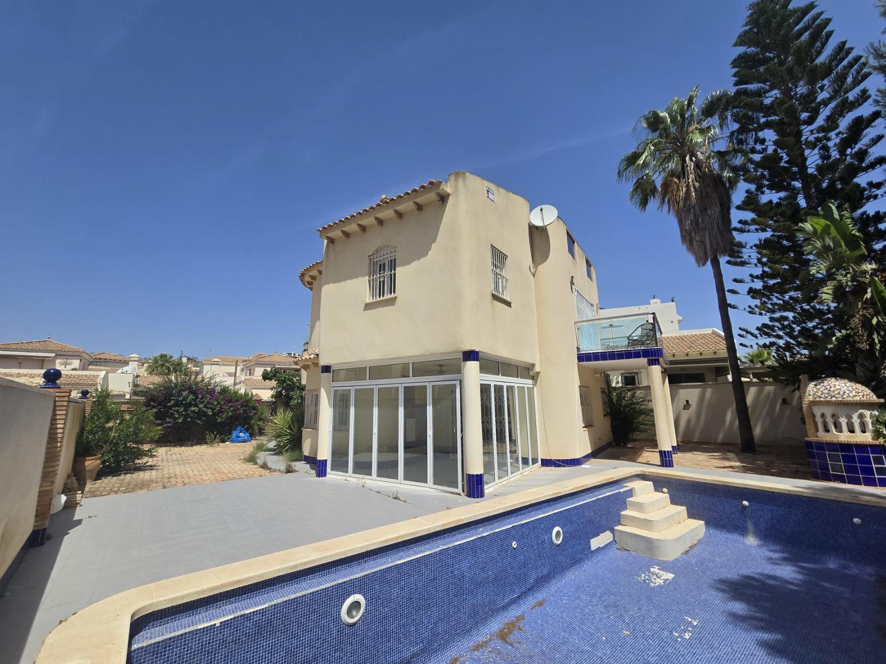 Villa en 1ª línea de Las Ramblas Golf con piscina privada y vistas panorámicas
