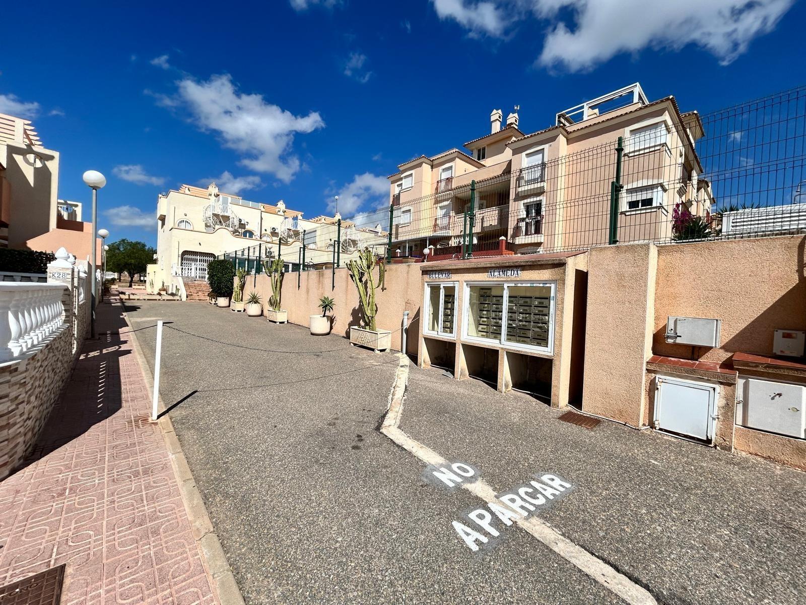 Bungalow con piscina privada en La Florida — 2 hab. y solárium en Orihuela Costa